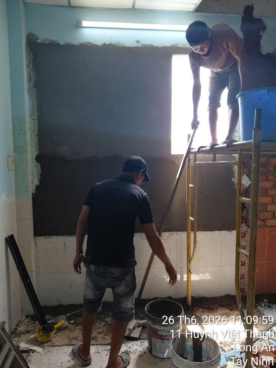 xây tường gạch mới trong công trình cải tạo